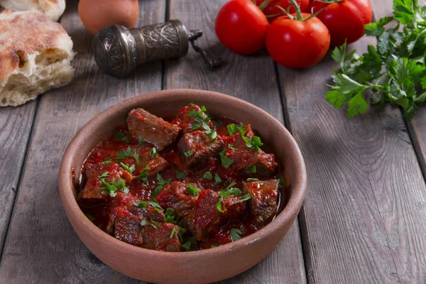 Fleisch in Tomatensauce Rinderbraten in einer Tonschüssel — Stockfoto