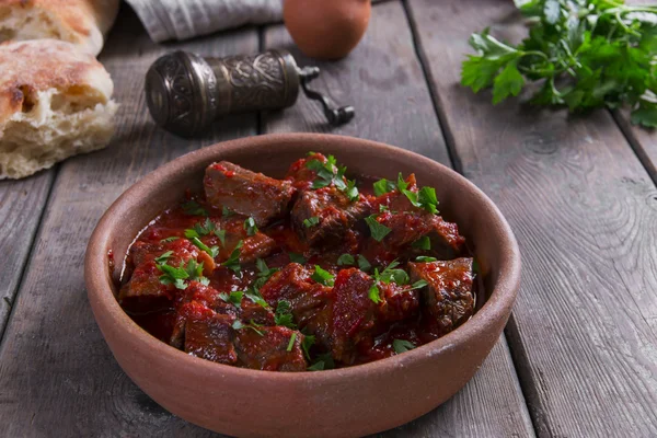 Fleisch in Tomatensauce Rinderbraten in einer Tonschüssel — Stockfoto