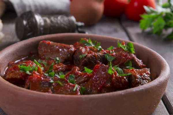 Fleisch in Tomatensauce Rinderbraten in einer Tonschüssel — Stockfoto