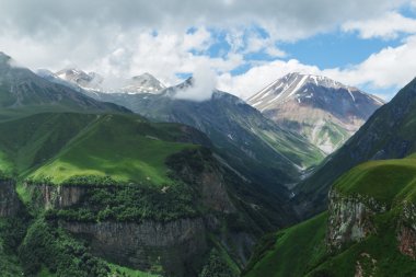 Gürcistan dağ doğa manzara güzel yaz Kazbegi
