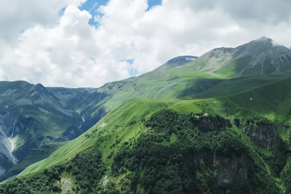 Gruzja góry natura krajobraz lato piękne Kazbegi — Zdjęcie stockowe