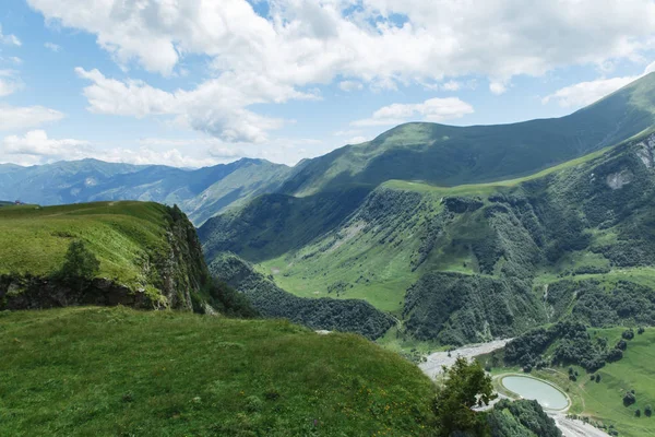 조지아 산 자연 풍경 아름 다운 여름 Kazbegi — 스톡 사진