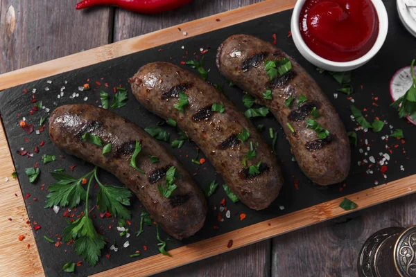 Salsicce cotte fatte in casa fritte su una carne alla griglia — Foto Stock