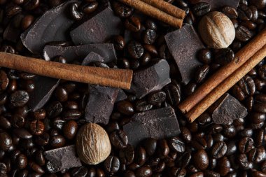 kavrulmuş kahve çekirdekleri çikolata Hindistan cevizi tarçın ile yakın çekim