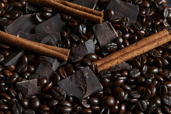 Grãos de café torrados com canela de chocolate de perto — Fotografia de Stock