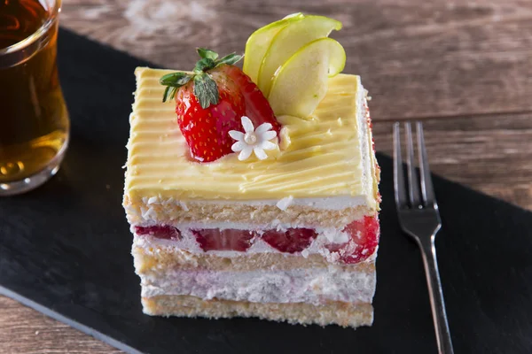 Torta alla panna dolce torta alla fragola glassa dolce — Foto Stock