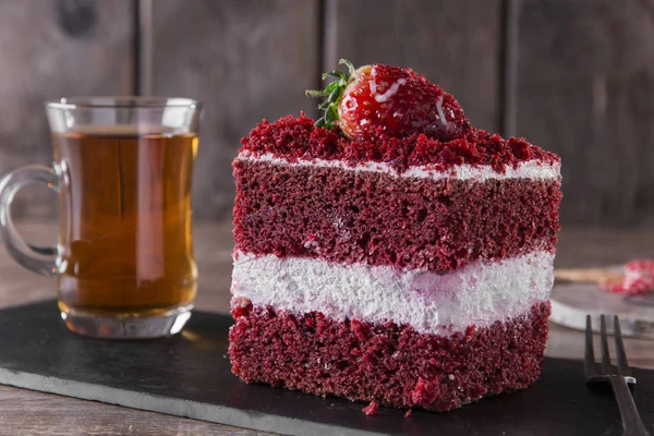 Kawałek ciasta czerwony aksamit biały lukier jest przyozdobionym z truskawkami zbliżenie — Zdjęcie stockowe