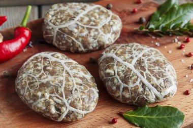 Caul yağlı köfte ham burger pirzola masanın üzerinde el yapımı