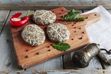 Caul yağlı köfte ham burger pirzola masanın üzerinde el yapımı