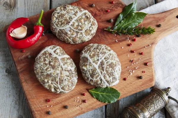 Kessel-Fett-Frikadellen rohe Burger-Schnitzel handgemacht auf dem Schreibtisch — Stockfoto