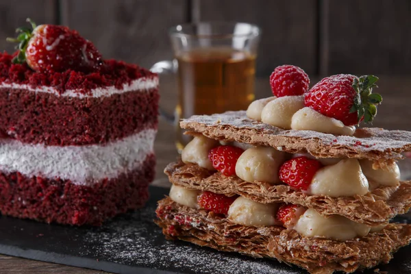Mille feuille deser słodkie plasterek czerwony velvet ciasto z biały lukier jest przyozdobionym z truskawkami — Zdjęcie stockowe