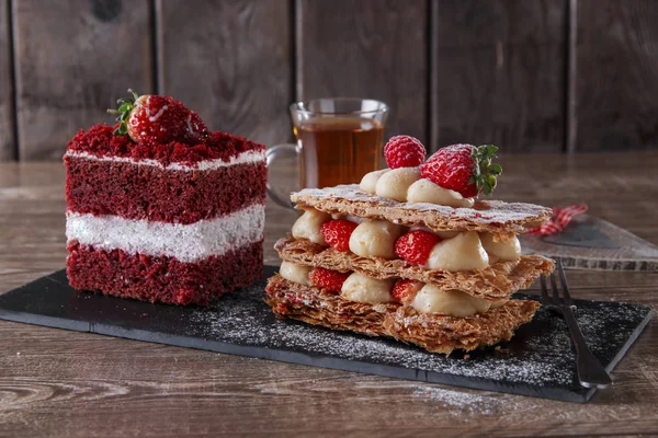 千层酥甜点甜片红色天鹅绒蛋糕白色饰以草莓 — 图库照片