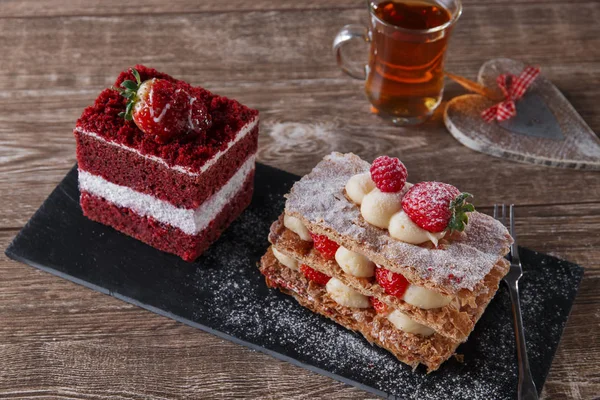 Mille feuille deser słodkie plasterek czerwony velvet ciasto z biały lukier jest przyozdobionym z truskawkami — Zdjęcie stockowe