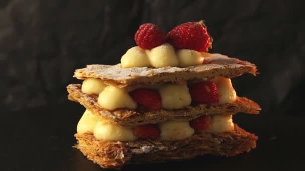 Millefeuille dessert met aardbeien dessert zoete op zwarte achtergrond taart — Stockvideo