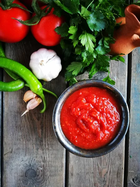 Sauce tomate un bol de cuisson sur une surface en bois — Photo