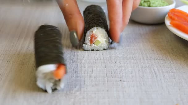 Haciendo rollo de mujer sushi — Vídeo de stock