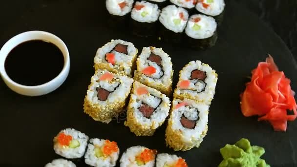 Comida de sushi servida en piedra negra wasabi jengibre — Vídeos de Stock