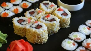 siyah taş wasabi zencefil üzerinde suşi yemek servis