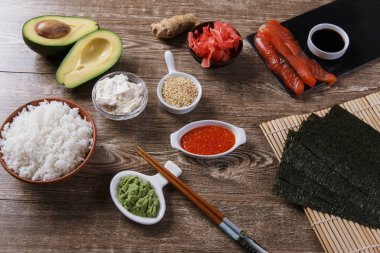 ahşap bir masa üzerinde suşi için malzemeler