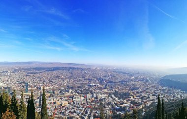  Georgia Tbilisi güneşli günde en eski şehir Üstten Görünüm üzerine gelin.