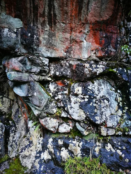 Stone mountain rots textuur van verschillende kleuren — Stockfoto