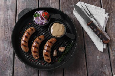 ev yapımı ızgara sosis ızgara baharatlar ile