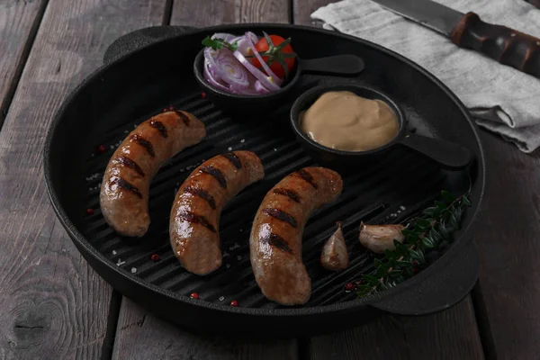 Saucisse grillée maison aux épices sur le gril — Photo