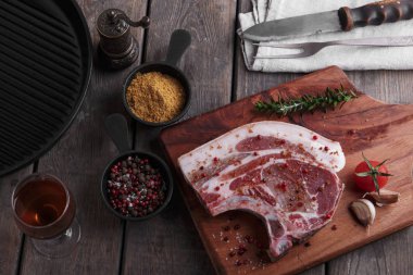 çiğ domuz biftek baharatlar ile kemik üzerinde