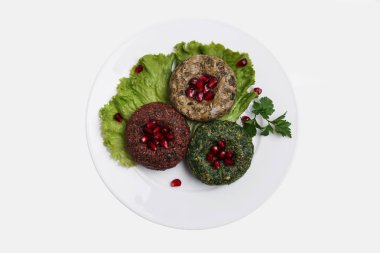  Beyaz arka plan üstten görünüm geleneksel Gürcü yemeği pkhali muhtelif