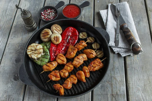 Grilled chicken skewers vegetables and spices on the grill — Stock Photo, Image