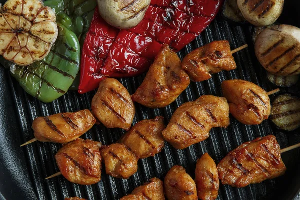 Grilled chicken skewers vegetables and spices on the grill — Stock Photo, Image