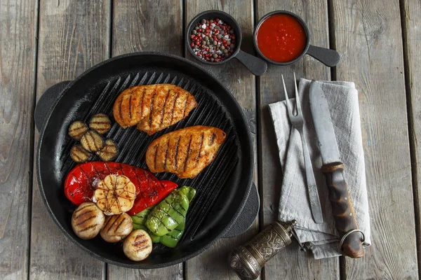 Peito de filé de frango grelhado com legumes na panela da grelha — Fotografia de Stock