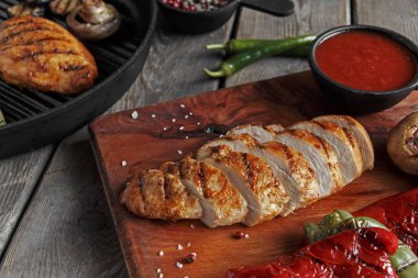 Izgara tavuk fileto üzerinde kurulu sebze dilimlenmiş