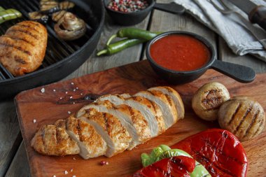 Izgara tavuk fileto üzerinde kurulu sebze dilimlenmiş