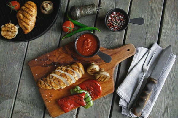 Filé de frango grelhado fatiado nos vegetais do tabuleiro — Fotografia de Stock