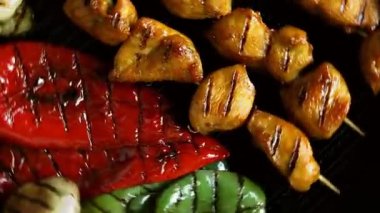 Izgara tavuk şiş sebze ve baharat ızgara