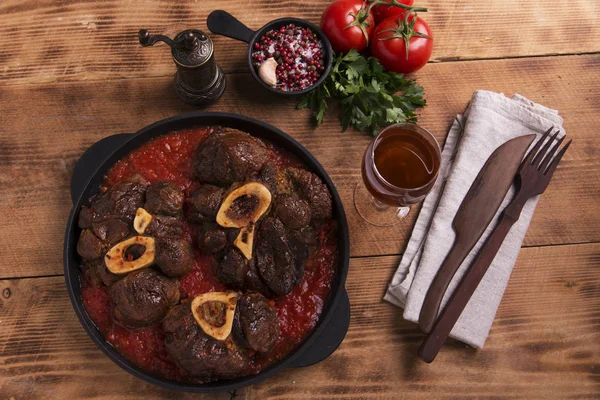 Carne asada en el hueso Osso Buco en salsa de tomate — Foto de Stock