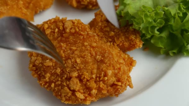 Куриные наггетсы в хлебных крошках — стоковое видео