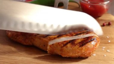 Bir bıçak ile kesmek ızgara tavuk fileto