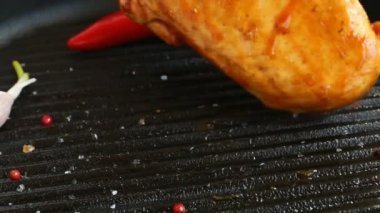 Bir ızgara ızgara tavuk fileto