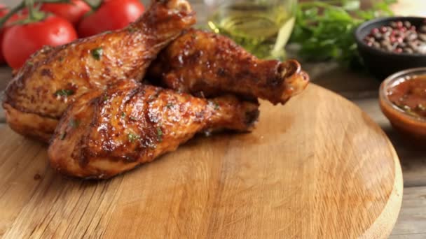 Fried chicken legs on a board lay out — Stock Video