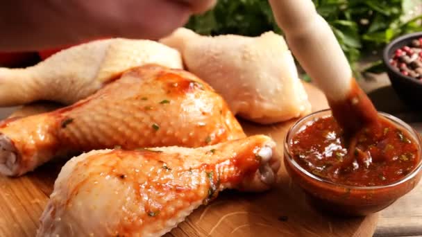 Gamba di pollo marinata con salsa rossa messa su pelle — Video Stock