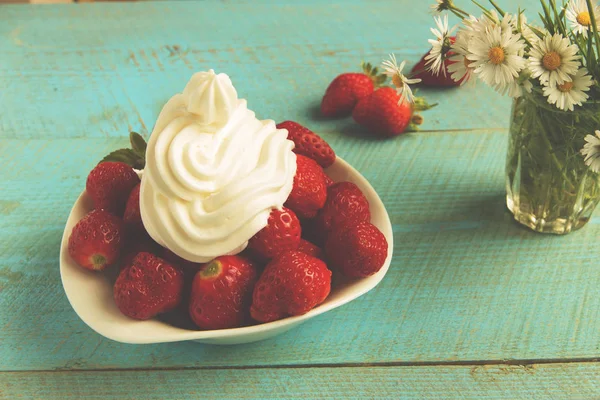 板的草莓和奶油的 — 图库照片