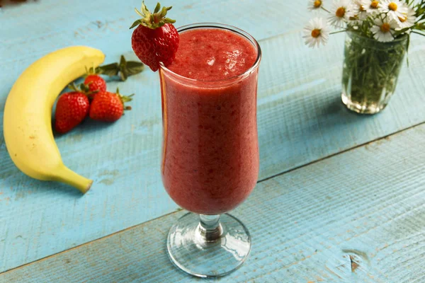Strawberry banana smoothie i glas på ett bord — Stockfoto