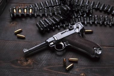 Silah Luger kartuşları ve kılıfından tahtaya ile