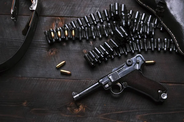Pistola Luger con cartuchos y funda en la pizarra — Foto de Stock