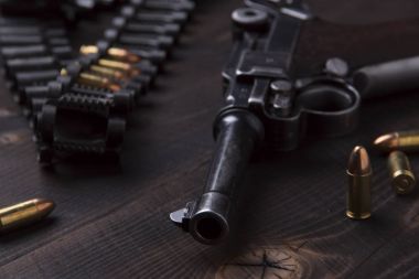 Silah Luger kartuşları ve kılıfından tahtaya ile