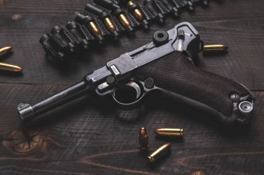Silah Luger kartuşları ve kılıfından tahtaya ile