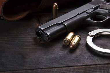 Mermi ve tabanca kılıfı ile silah Colt aittir