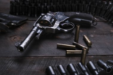 Rus Revolver 1895 yılı ve bıçak kılıfından kartuş mermi